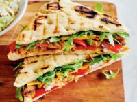 Panini au poulet, au poivron rôti et au gouda fumé